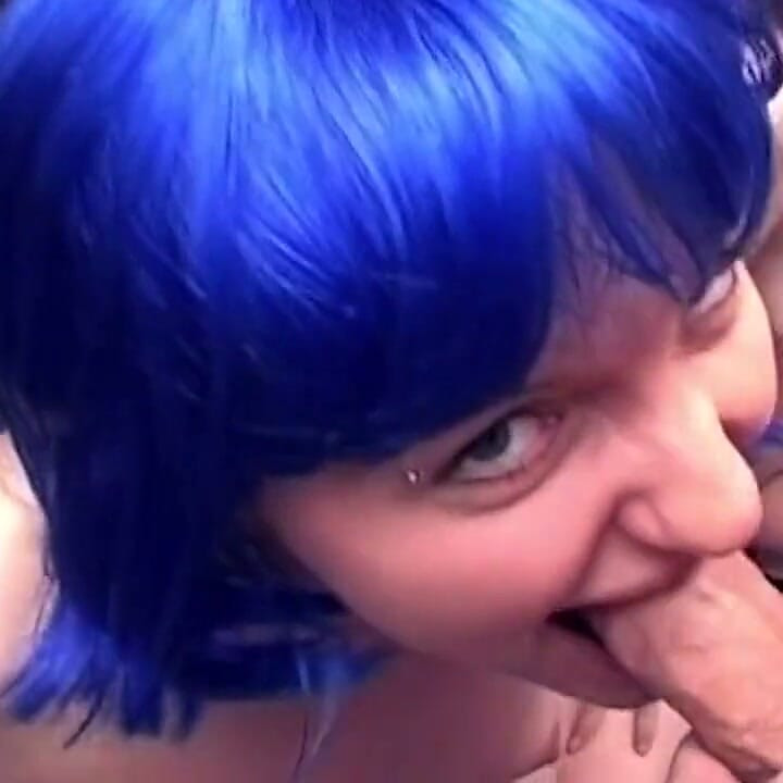 Brünette und blaue haare, schätzchen teilen schwänze und kommen