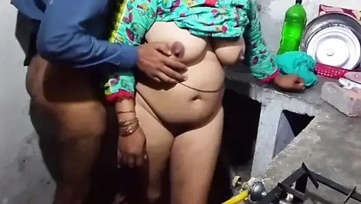 Amatör evli kadınla ev yapımı seks yarağa biniyor ve domalarak dölleme. Büyük götlü orta yaşlı seksi kadın