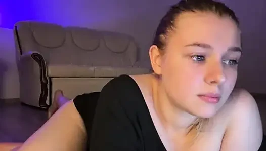 Vollbusige jucielussie fingert feuchte muschi