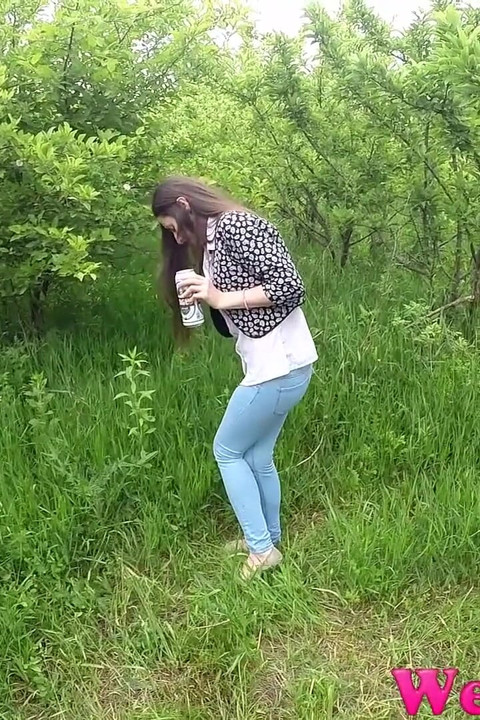 Kencing buru-buru di rumput
