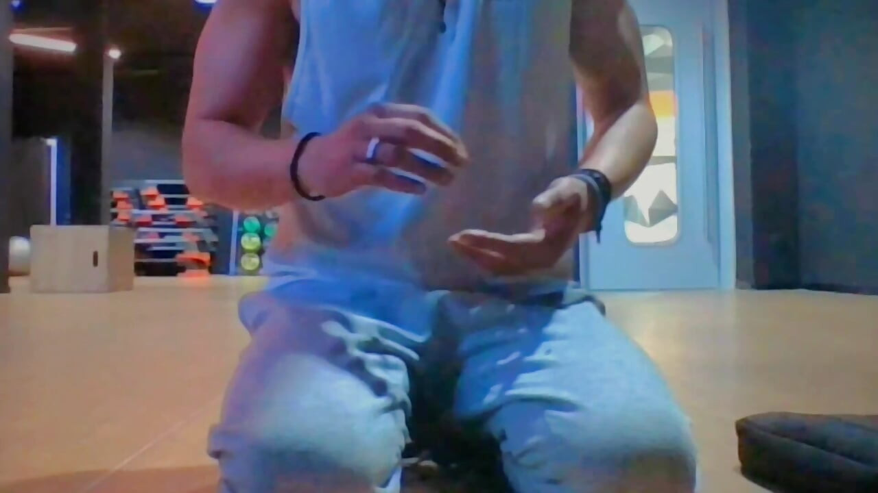 Анальное расширение чрезвычайно красивый молодой мужчина