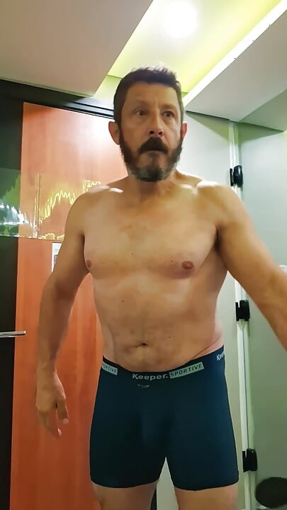 Gouine Wrestler - тренировка поклонения мышцам в видео от первого лица