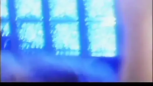 Esmer ve sarışın kızlar boşalmak için değiş tokuş yapıyor