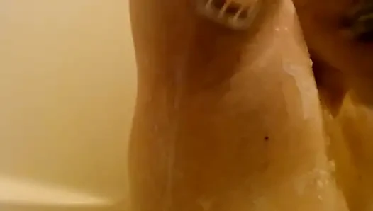 Scrub dan shave lagi asik mainin ketiak