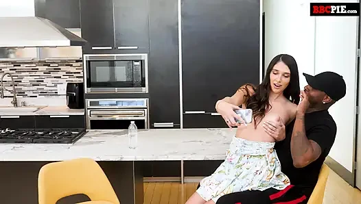 Aria Sloane büyük zenci yarağının sikiş deliğine boşalmasına izin veriyor