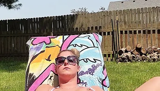 Istri hot lexi love lagi asik masturbasi di halaman rumah saat tetangganya lagi di luar ruangan!