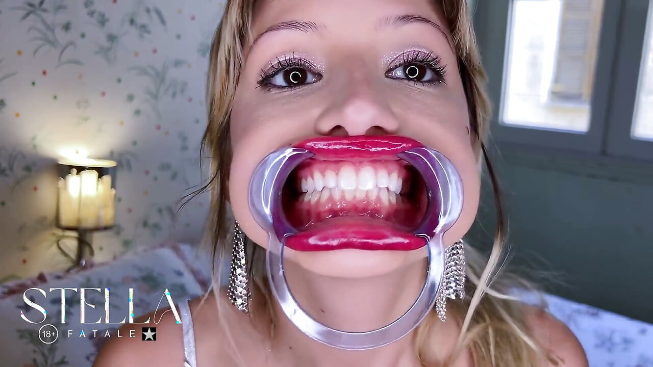 Herramientas dentales examen de la boca todos los dientes se muestran