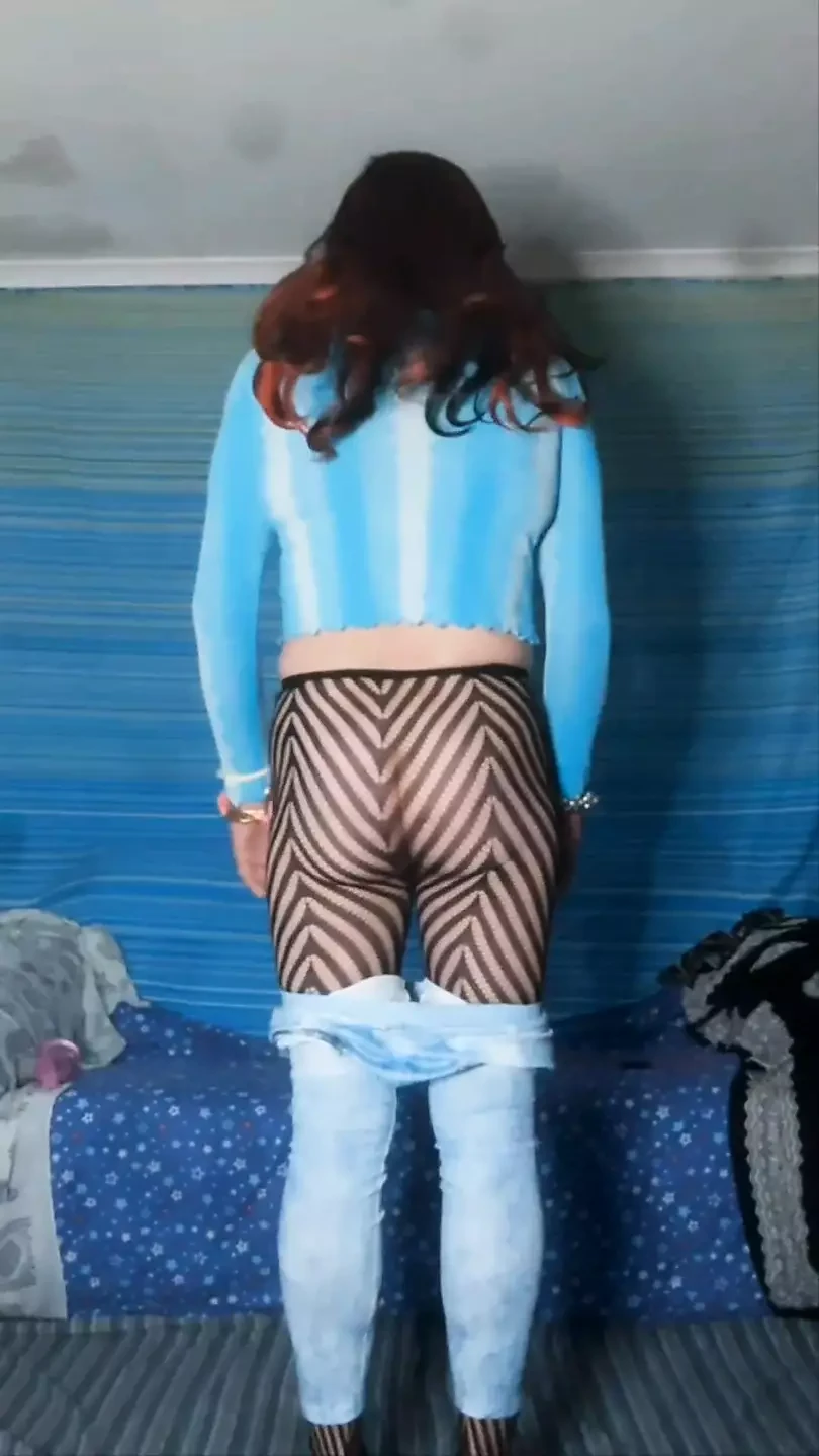 Stripteaser mit erhöhter ansicht in meiner stretchhose und sexy strumpfhose