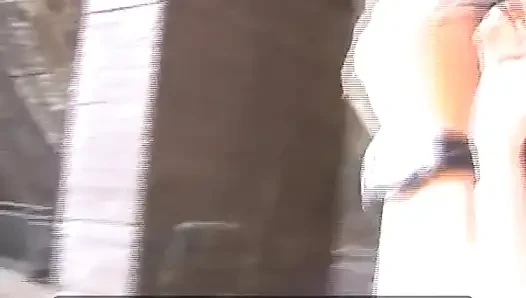 Amatör genç kız herkesin içinde biniyor ve yarak emiyor