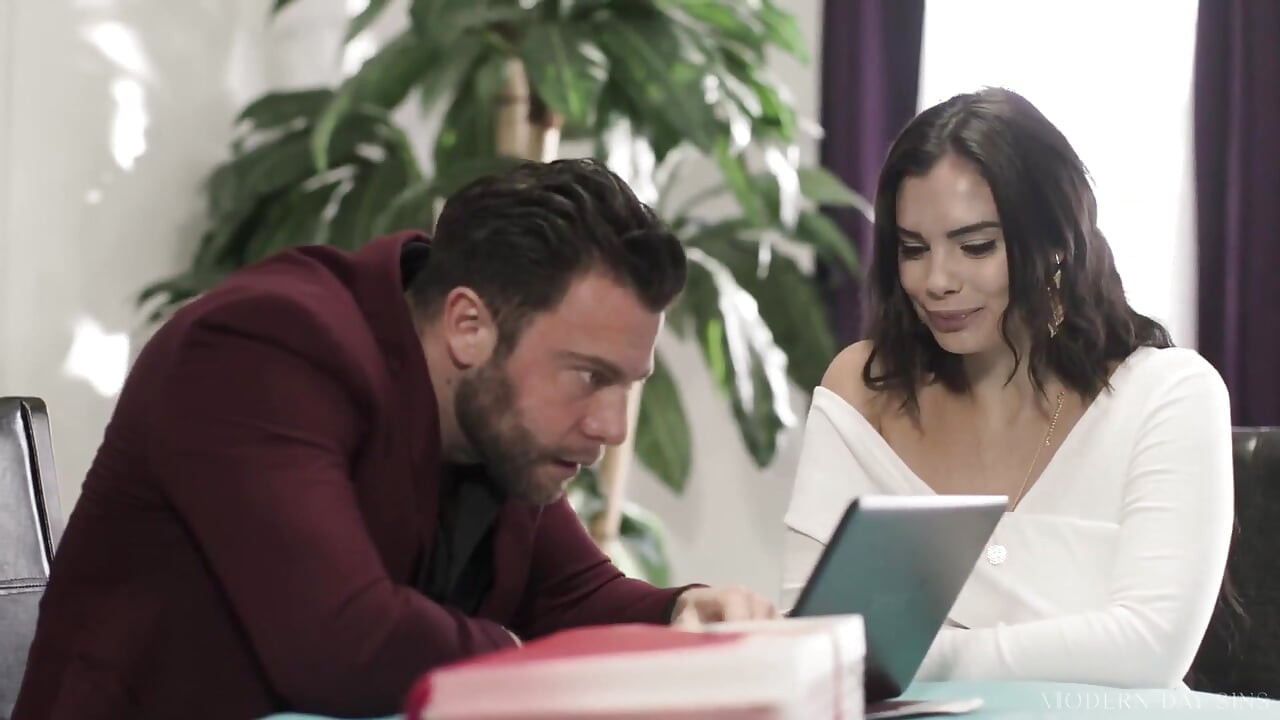 Moderne zonden - Violet Starr slikt het sperma van de bedrieger terwijl zijn vrouw Rachael Cavalli boven wacht!