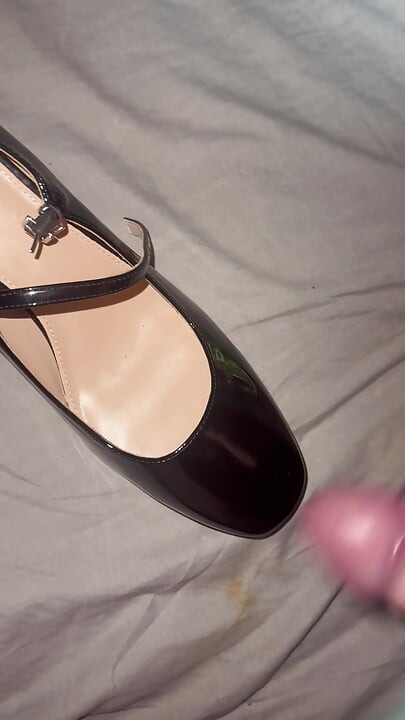 Χύσιμο σε μαύρες λουστρίνι γόβες