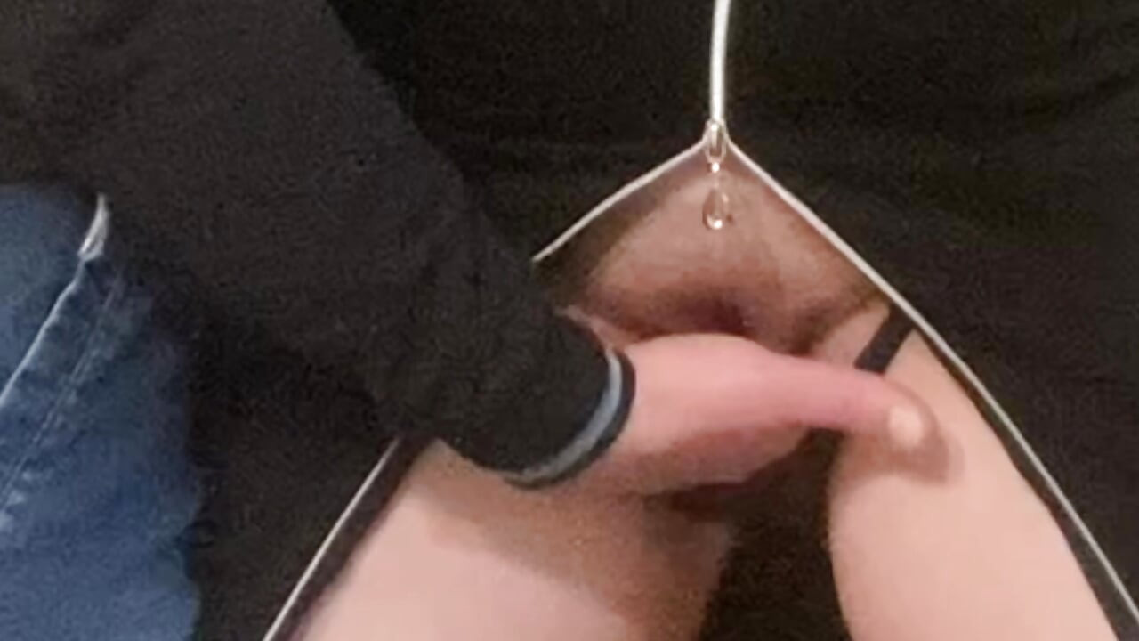 Futând cu degetul o pizdă suculentă sub rochie în metroul aglomerat
