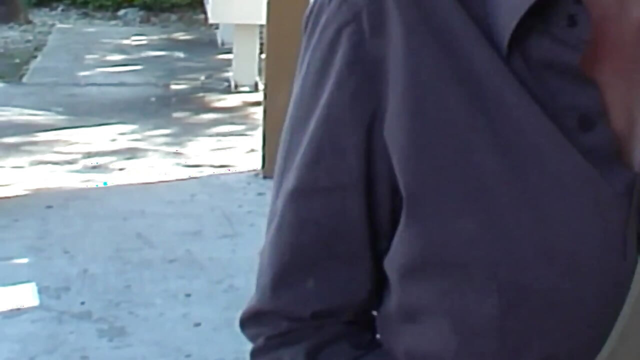 Sokaklardan azgın Asyalı hatun sert sikişiyor ve ateşli bir yüze boşalma alıyor