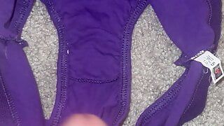 Éjaculation sur une culotte violette