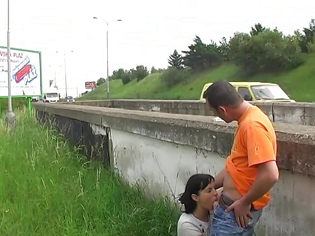 Sexy mädchen fickt auf einer autobahn