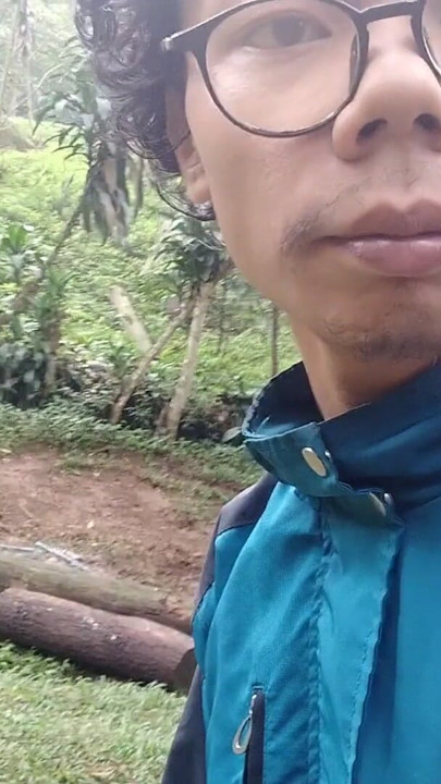 Walking to natural tourist attractions peeing in public toilets | Clip 2