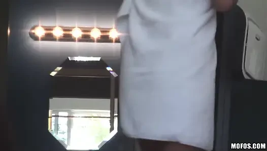 Devriyedeki sapıklar - alt kızıl saçlı Madelyn Monroe götüne şaplak atıyor ve amını açıyor