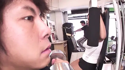 Sevgilisi boşalana kadar amını tekrar tekrar iterken kaltak bacaklarını açıyor