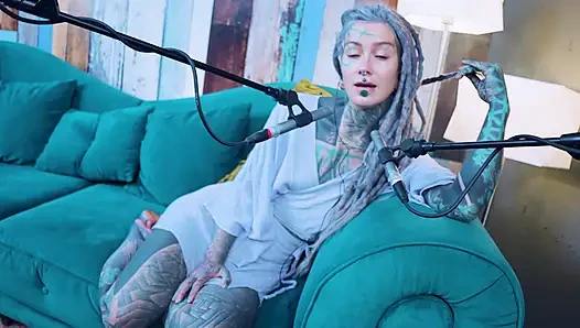 L - aşk hakkında konuşuyorum - asmr podcast sfw konuşuyor gotik sıska kız dreadlocks dövmeli model dövmeli kız
