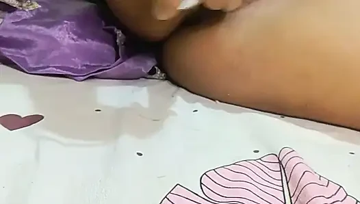 Adik ipar yang haus seks lagi asik muasin memeknya sendiri pakai air