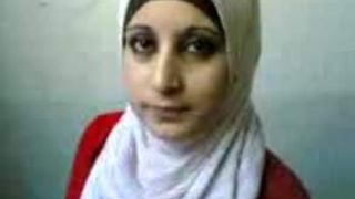 Обнаженные сиськи арабской девушки в хиджабе