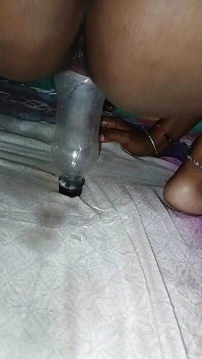 Bhabhi Ne apne hathon chut me botal dal diya