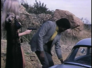 Dobie Grey stript Robyn Hilton&#39;s top af in gemene moeder 1974