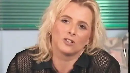 Шлюховатая киска блондинки мастурбирует игрушкой и сосет хуй на кастинге