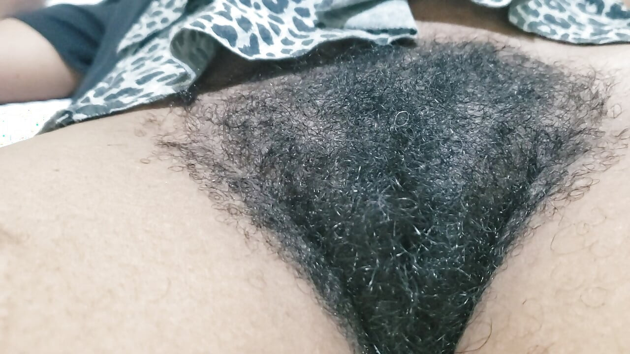 Schöne reife frau mit behaarter muschi und sexy selbstvertrauen