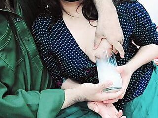 Indisch jong meisje met grote borsten dat de melk van de laptopreparateur drinkt en vervolgens in de kont wordt geneukt met hindi -audio