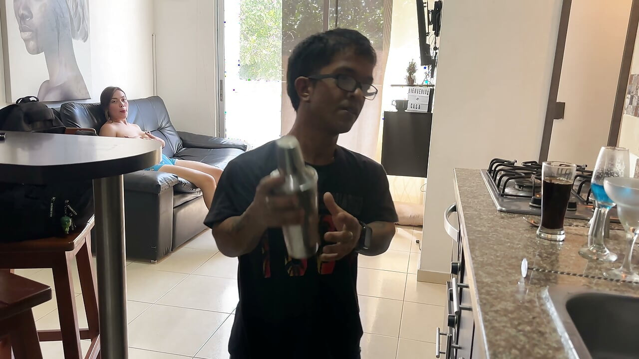 Chamo o meu barman anão para penetrar a minha cona rica e encher-me a cara de leite. Fiquei surpreendida com o pau enorme que ele tem