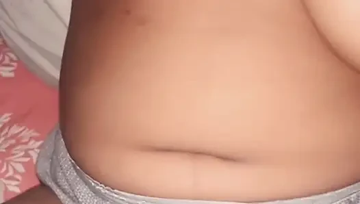 Desi hausfrau mit riesigen möpsen, vorspiel, streicheln, handjob & möpse