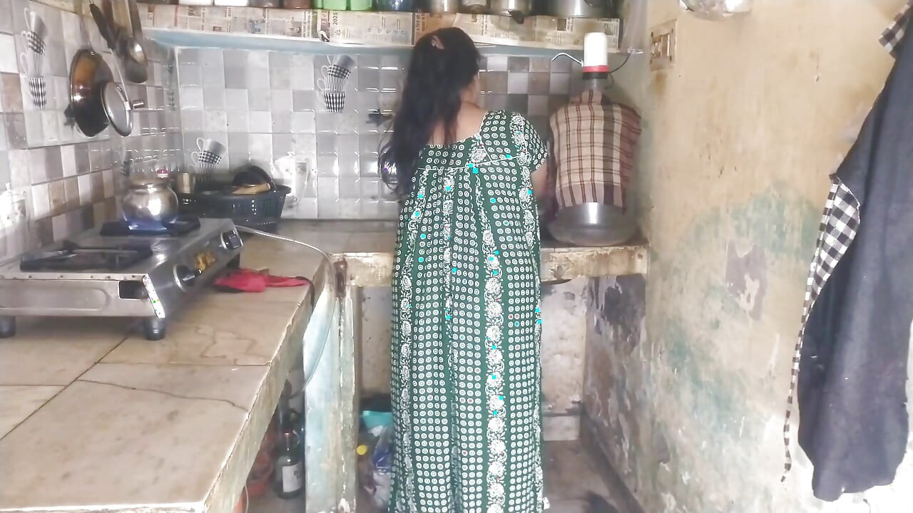 Hintli kadın büyük memeli dekolte mutfakta azdırıyor ateşli Hintli köylü kızları teşhir ediyor