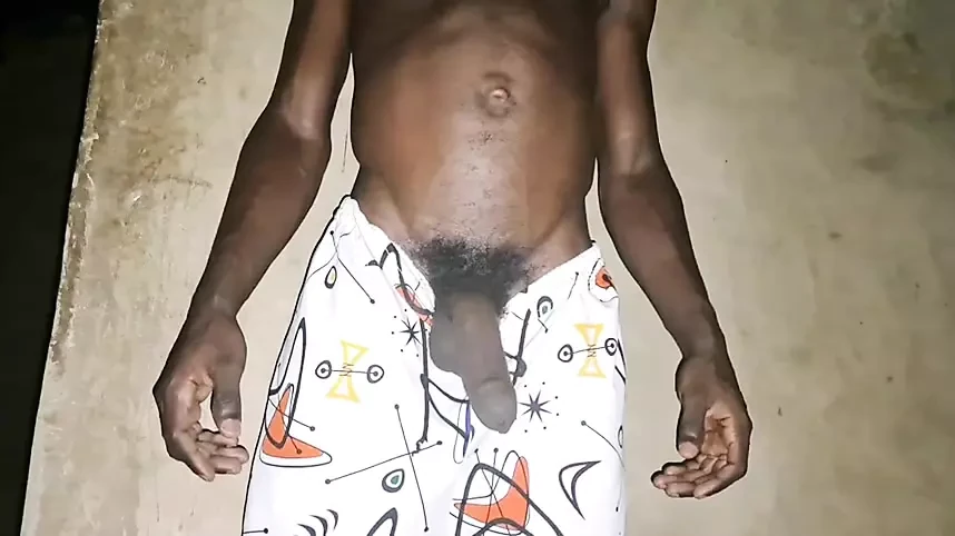 Il ragazzo nero con un potente cazzo nero