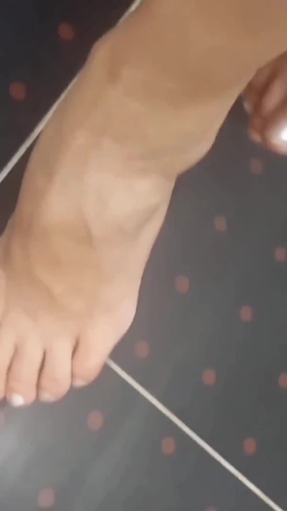 Selena在浴室和床上的裸体性爱