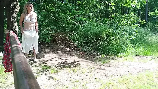 Une vieille pute auto-stoppeuse sexy de rue se fait baiser dans la forêt avec puis sans préservatif