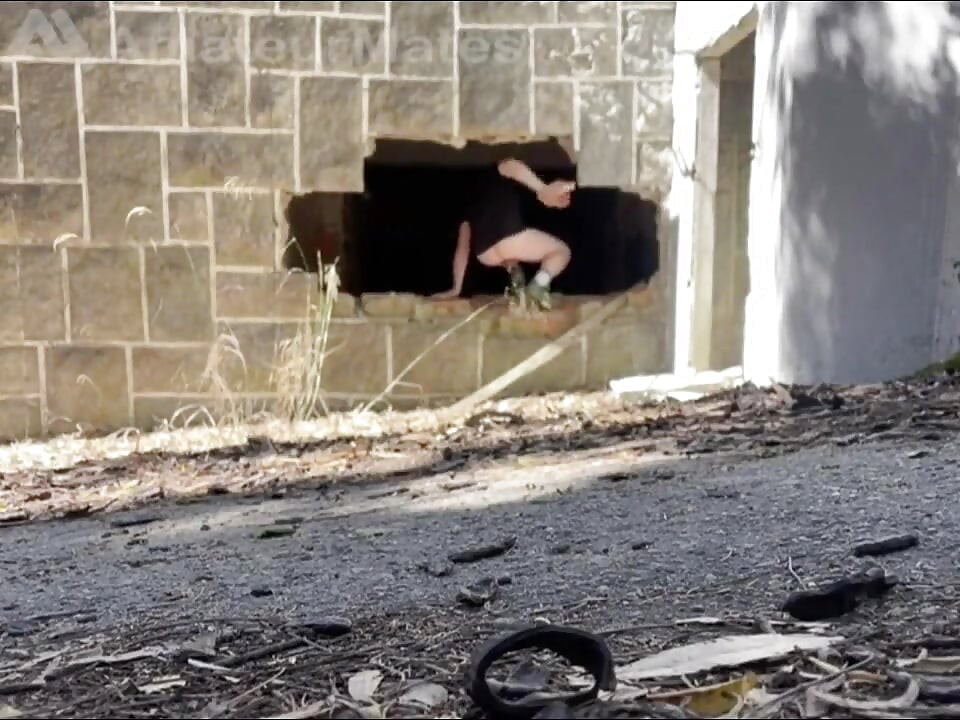 Explorando Un Edificio Abandonado, 2 Chicos Amateurs Se Quitan La Ropa Y Uno Comienza a Reventar Una Leche