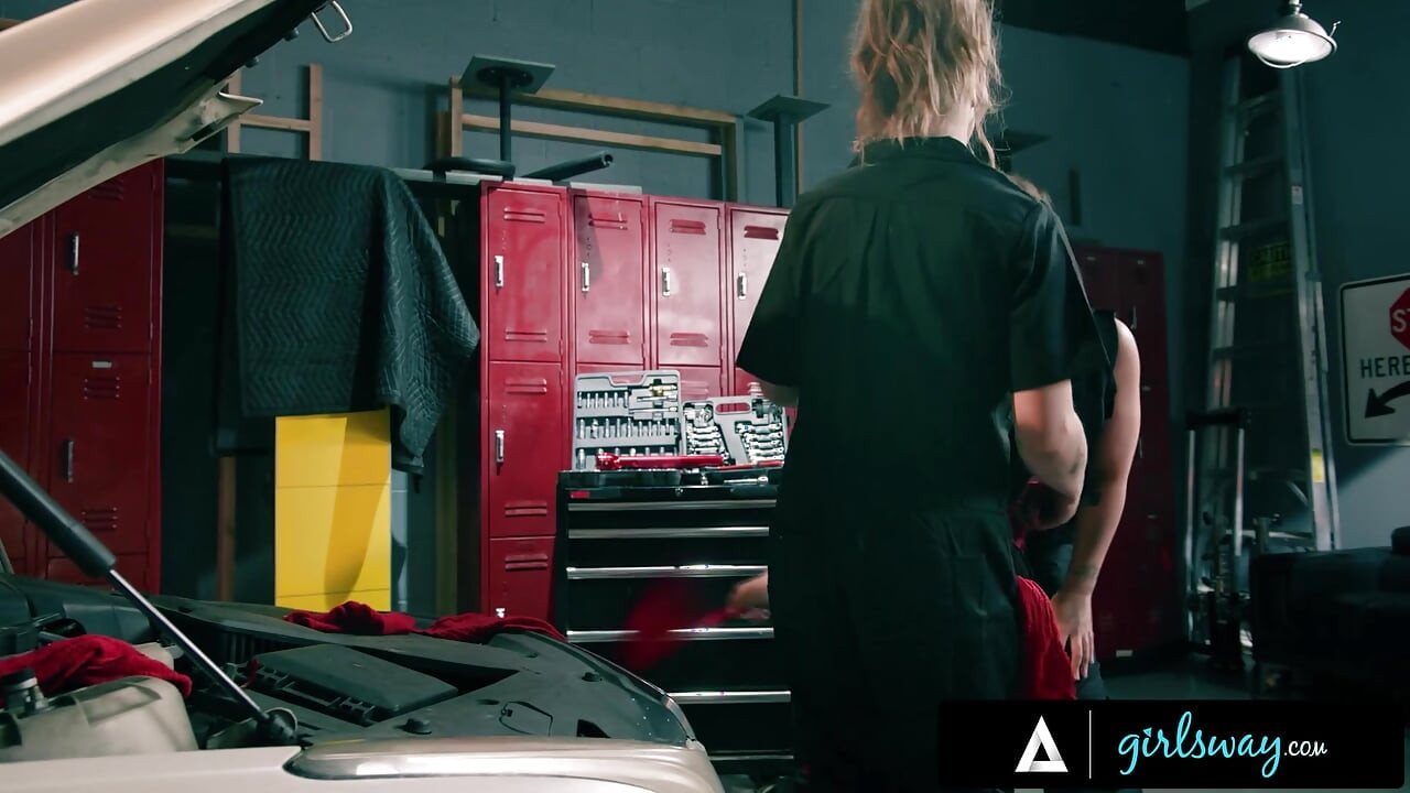 GIRLSWAY - Proprietários de lojas de automóveis Tommy King e Octavia Red sopram vapor com sexo suado com cinta-