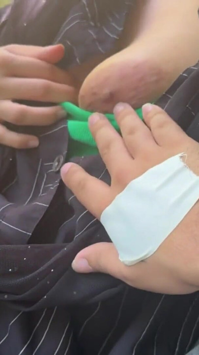 Une Perse se fait baiser dans une voiture et taille une pipe en POV | Clip 1