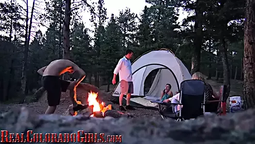 舞台裏-本物のコロラド州の女の子とキャンプ