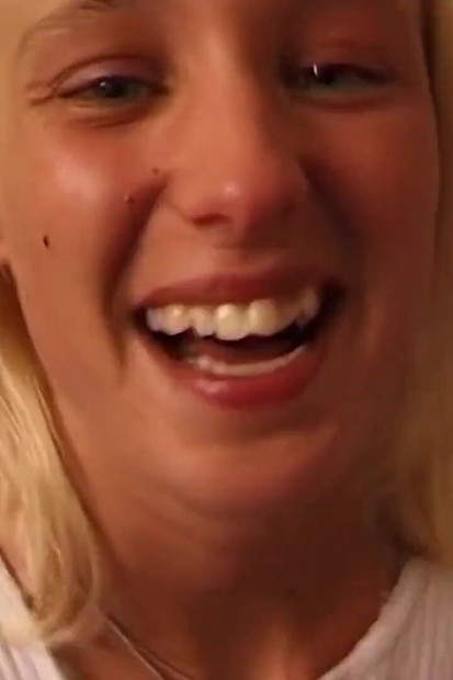 उत्तेजित लड़की मस्त स्तनों को उजागर करती है