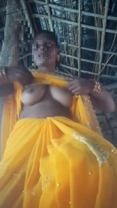 Bhabhi menunjukkan pepeknya dalam saree kuning, saya memasukkan jari saya dan mengambil air