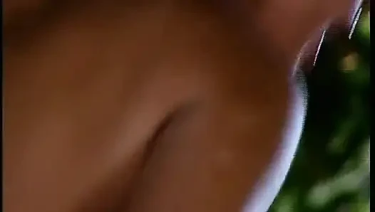 Cewek hot rambut cokelat ini dientot habis-habisan sama kontol besar di pinggir kolam renang