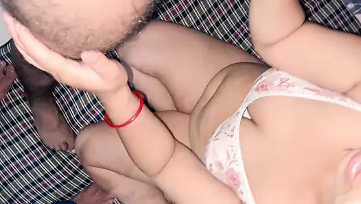 Istri India dengan teman saat liburan musim panas