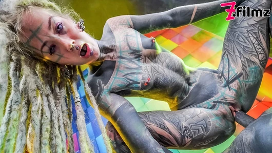 Getatoeëerde hottie Anuskatzz weet hoe ze moet spuiten
