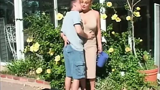 İri göğüslü sarışın orta yaşlı seksi kadın bahçede büyük yarağı yalıyor