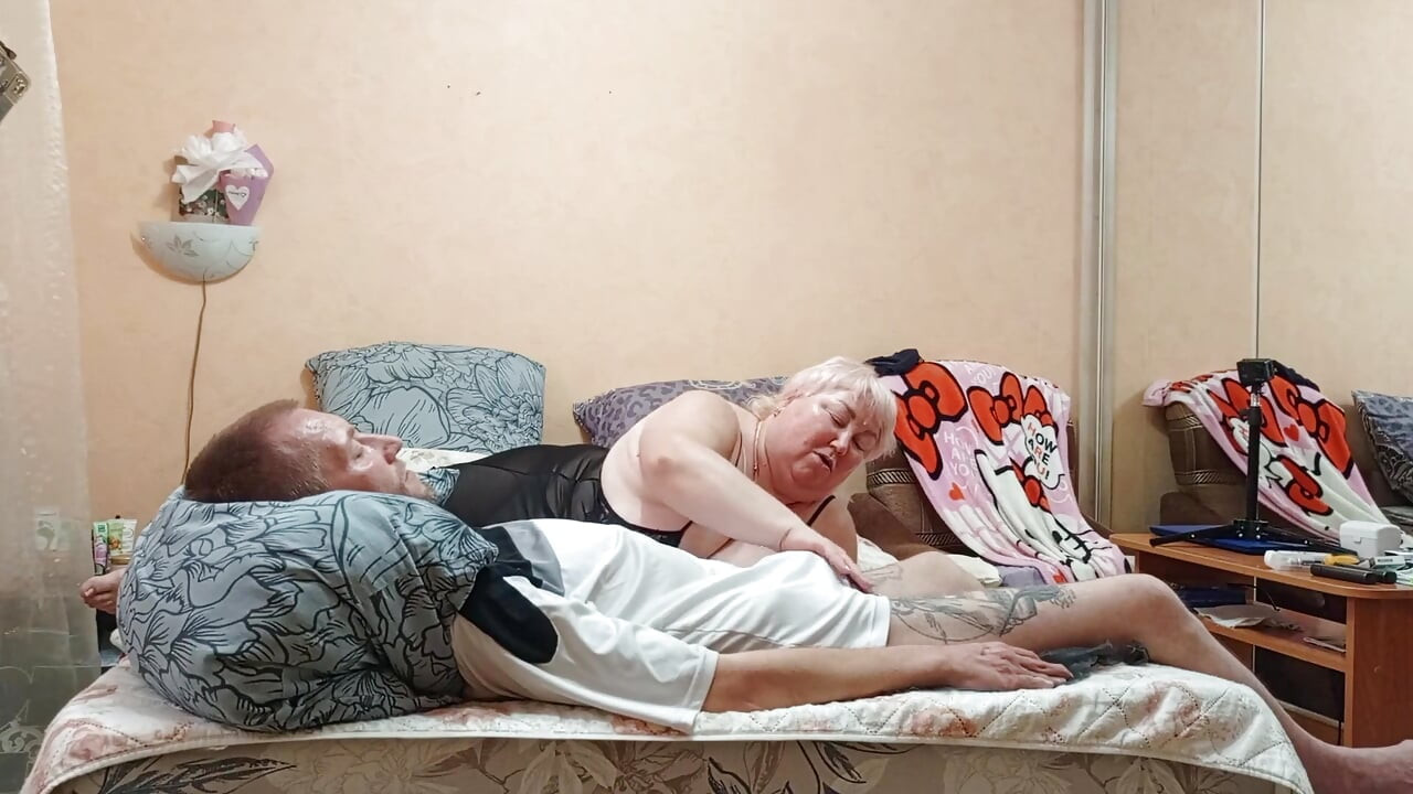 Neighbor Gives a Good Blowjob with Cum in Her Mouth
