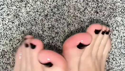 Kaki di dalam minyak tubuh