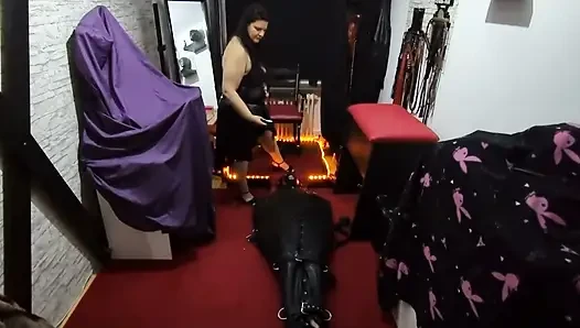Bağlı itaatkarların göt yanaklarına ateşli ağda damlatıyor