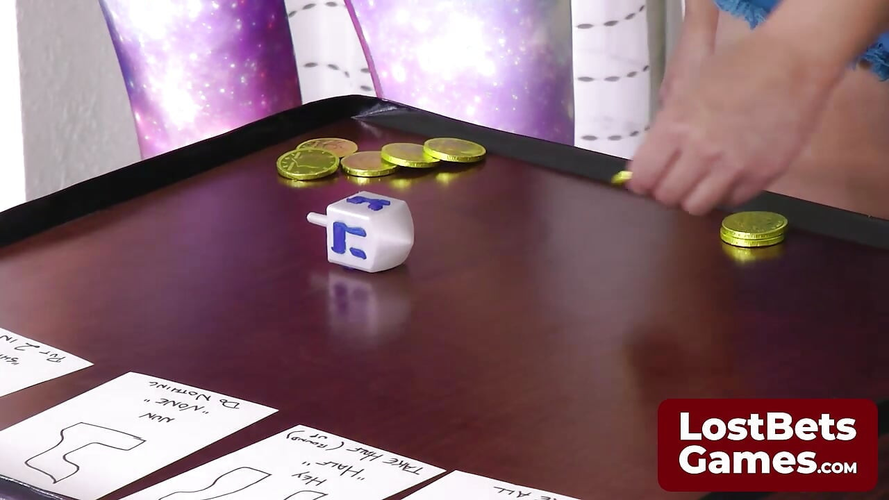 Przeżyj grę Strip Dreidel z trzema wspaniałymi laskami